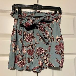 Floral lightweight elastic shorts with tie